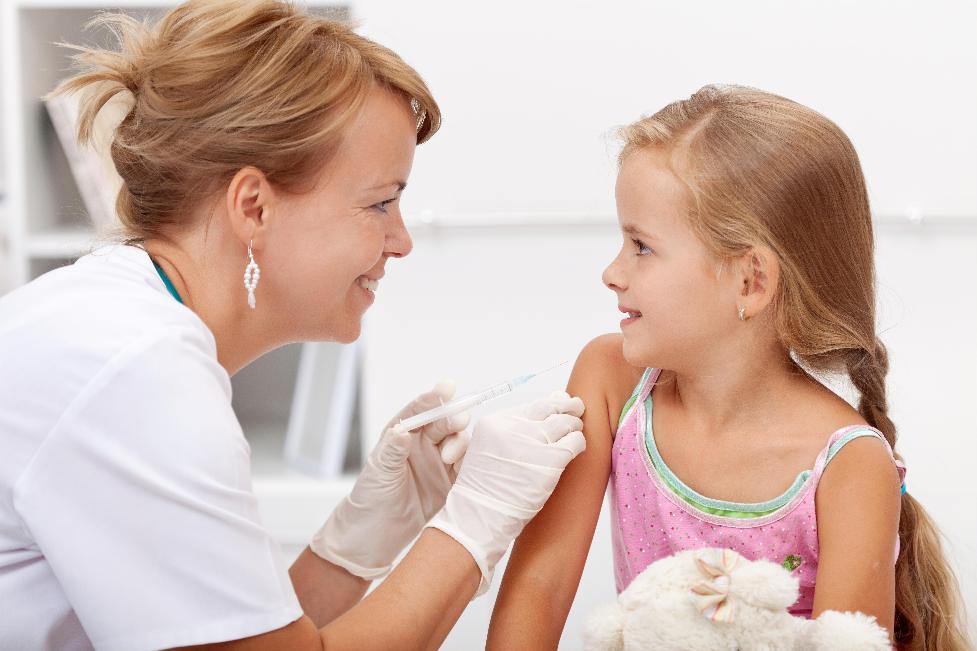 Вакцинация детей в детском медицинском центре 
